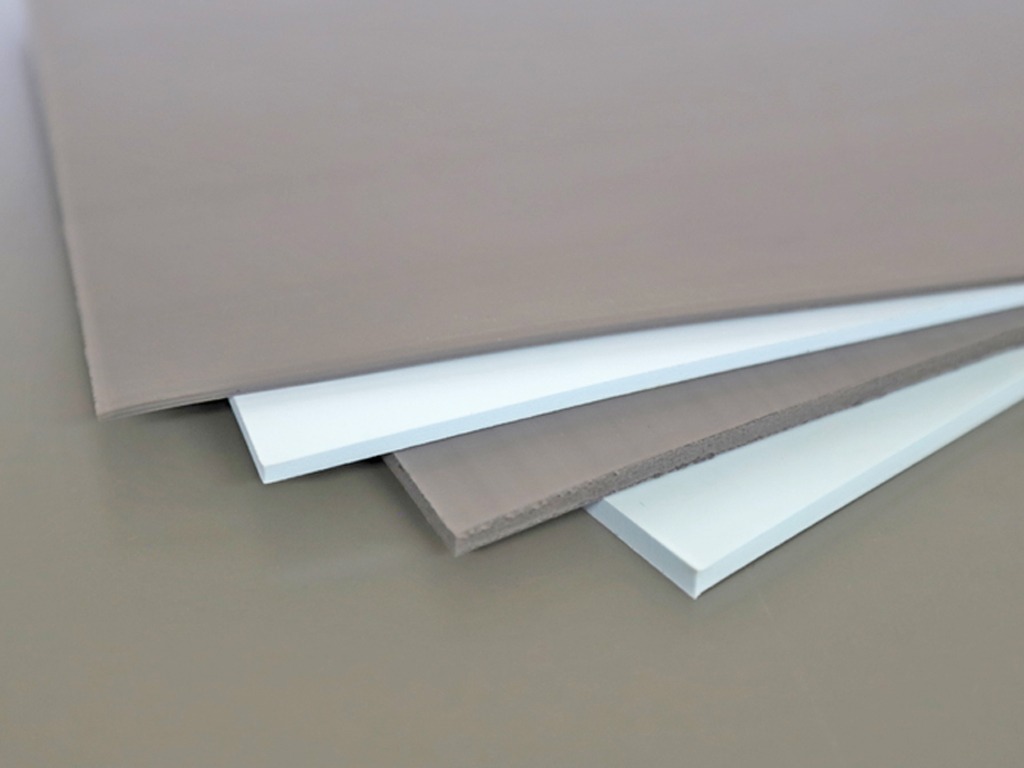 Porous plastic sheet